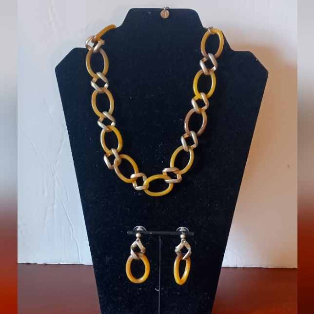 Vintage T Tahari Necklace And Earrings Set 55$